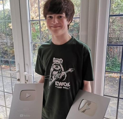 Tubbo carrying his silver play button