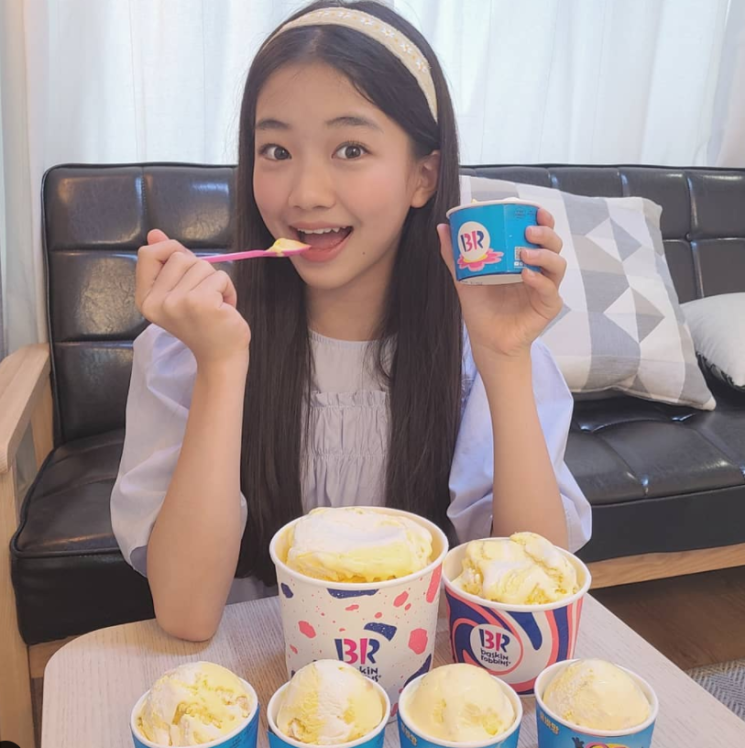 Haeun having ice cream